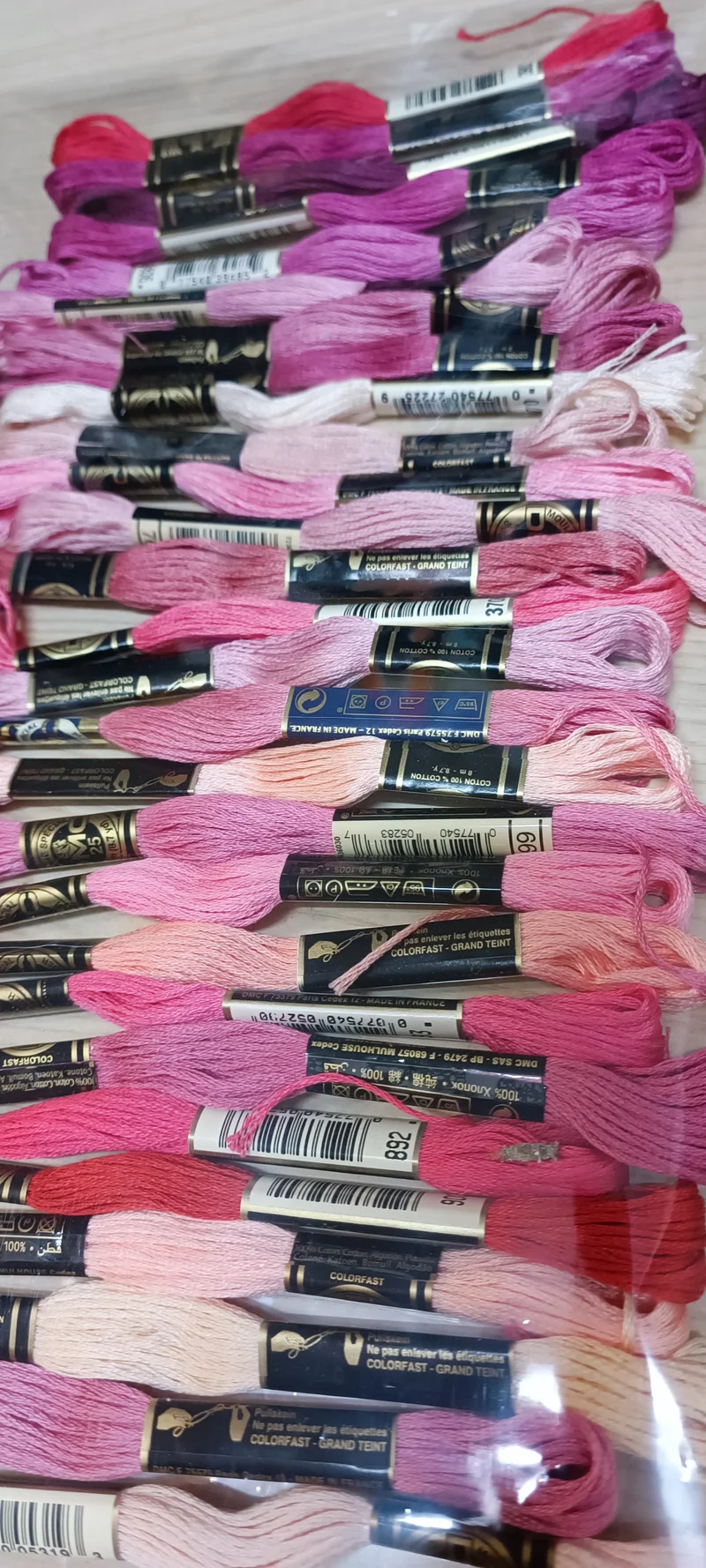 Puro cotone mouliné DMC, 28 matassine assortite di rosa. 60 g.