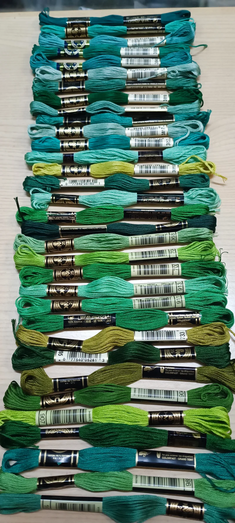 Puro cotone 100% DMC , 33 matassine di mouliné, in assortimento di verdi in foto. 80 g.