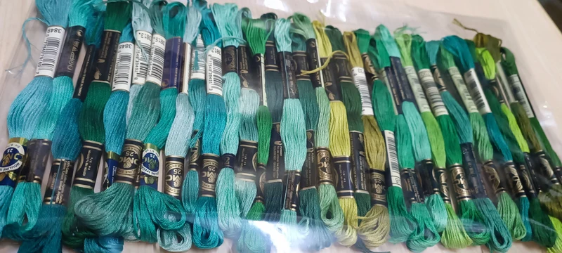 Puro cotone 100% DMC , 33 matassine di mouliné, in assortimento di verdi in foto. 80 g.