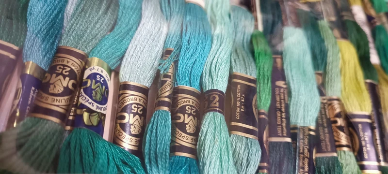 Puro cotone 100% DMC , 33 matassine di mouliné, in assortimento di verdi in foto. 80 g.