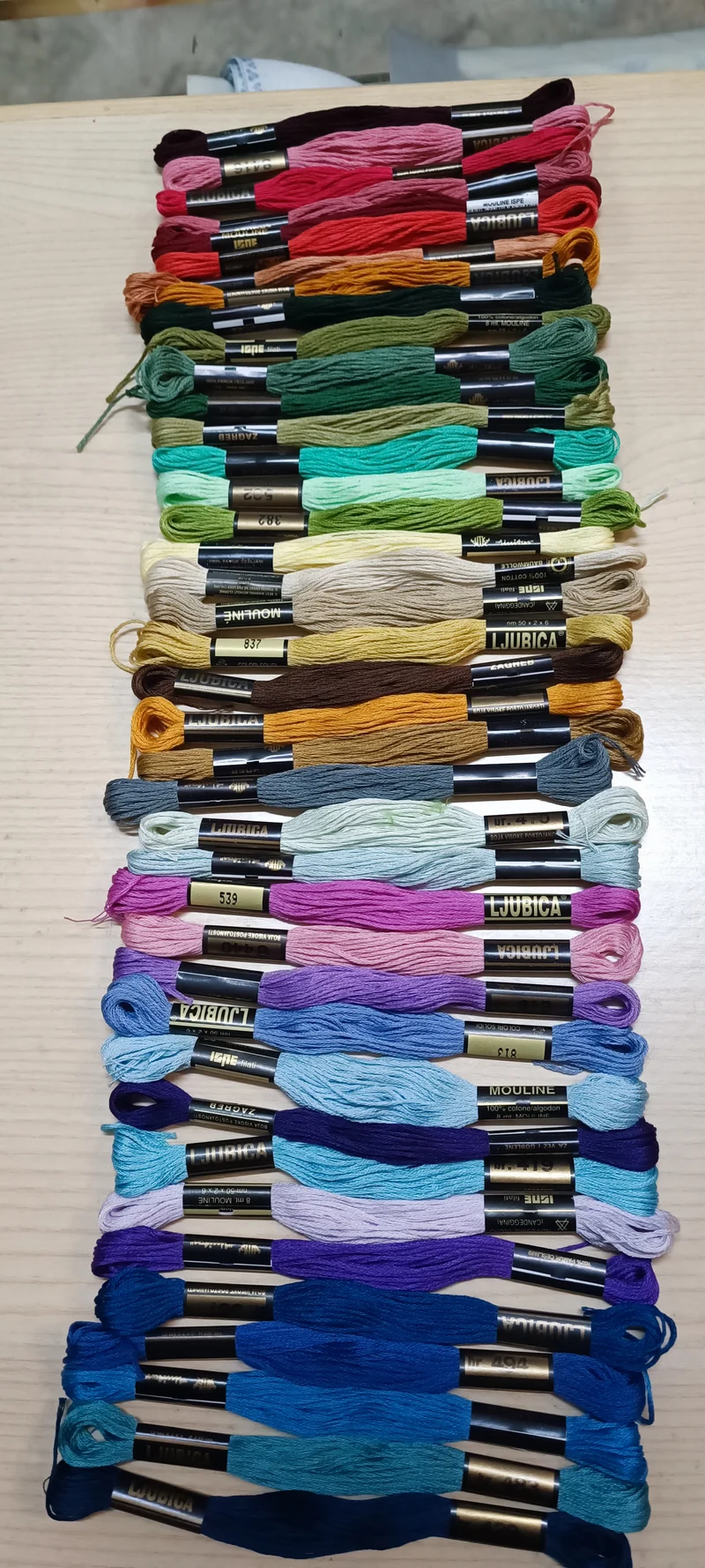 Puro cotone 100% Ljubica, 40 matassine di mouliné, in assortimento di colori in foto. 80 g.