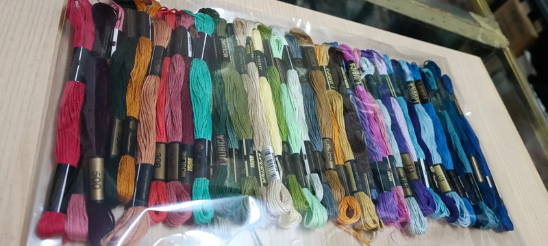 Puro cotone 100% Ljubica, 40 matassine di mouliné, in assortimento di colori in foto. 80 g.