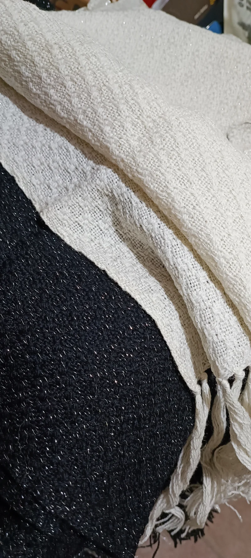 Due sciarpe vintage di lana e lurex, una bianca e l'altra nera. 700g.