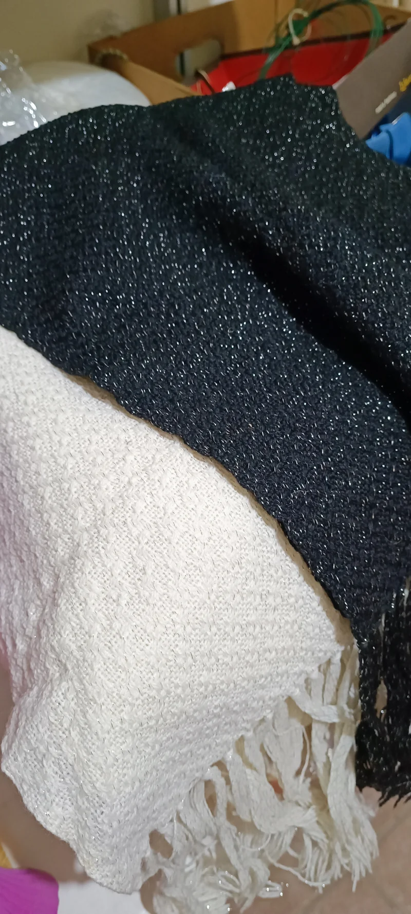 Due sciarpe vintage di lana e lurex, una bianca e l'altra nera. 700g.