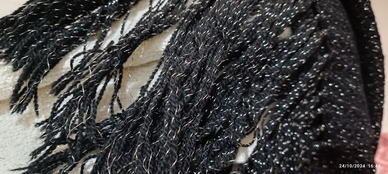 Due sciarpe vintage di lana e lurex, una bianca e l'altra nera. 700g.