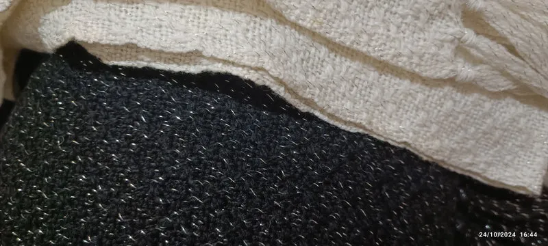 Due sciarpe vintage di lana e lurex, una bianca e l'altra nera. 700g.