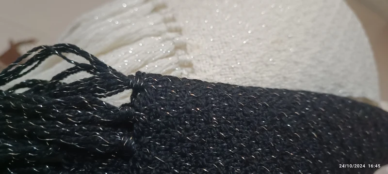 Due sciarpe vintage di lana e lurex, una bianca e l'altra nera. 700g.