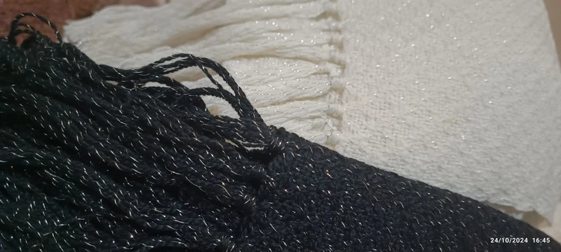 Due sciarpe vintage di lana e lurex, una bianca e l'altra nera. 700g.
