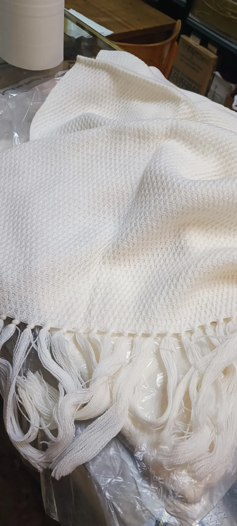 Scialle vintage di lana colore panna, 2 m x 55 cm. 300g.