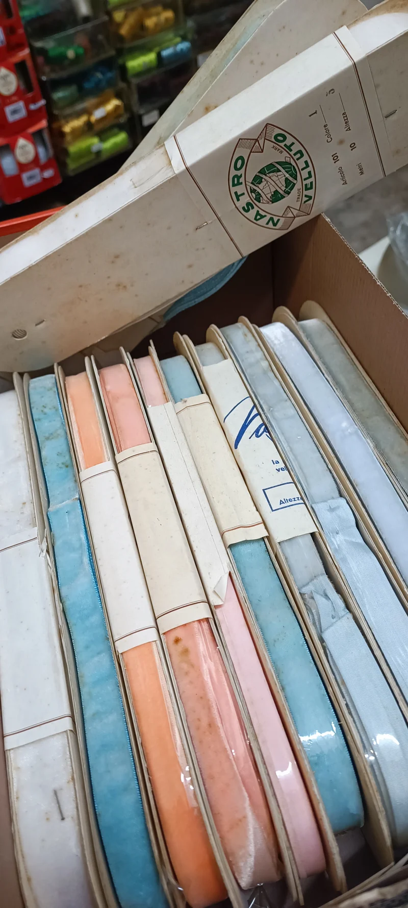 Stock di 12 rotoli da 10 m di velluto, prodotto vintage, di larghezza e colori assortiti. 1,2kg..