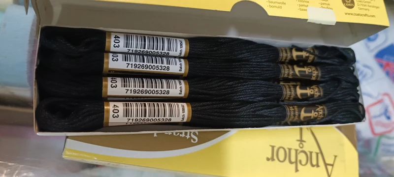 Scatola da 12 matassine mouliné Anchor, cotone100%. Colore nero. 50g.