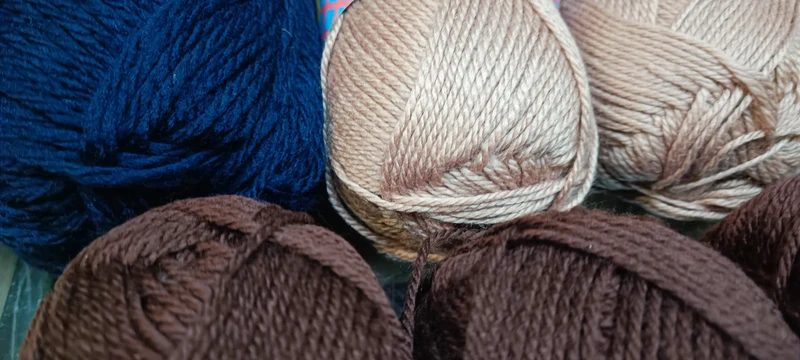 Mix and match di filati misto lana blu e acrilico italiano Jolly Gatto. Ferri 4/5. 900g.