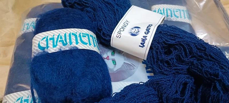 Mix and match di due filati: Chainette Riabella(misto lana60%)e Spongy Gatto( pura lana frisé), colore blu. 1kg.