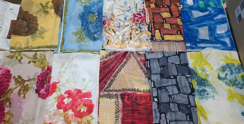 Dieci foulard vintage a fantasia. 150g..