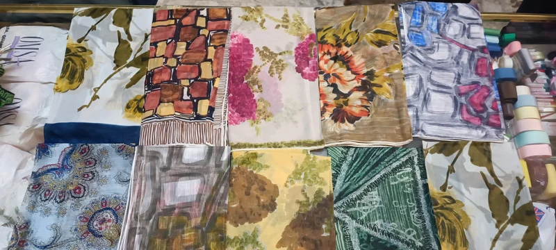 Dieci foulard vintage a fantasia. 150g..