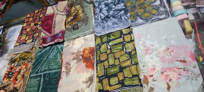 Dieci foulard vintage a fantasia. 150g..
