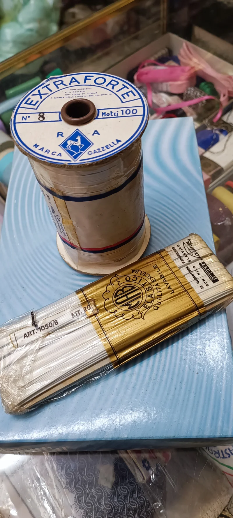 Elastico n8, un rotolo da 100m e una confezione da 20 m (un po' ombrato in superficie). 400g.