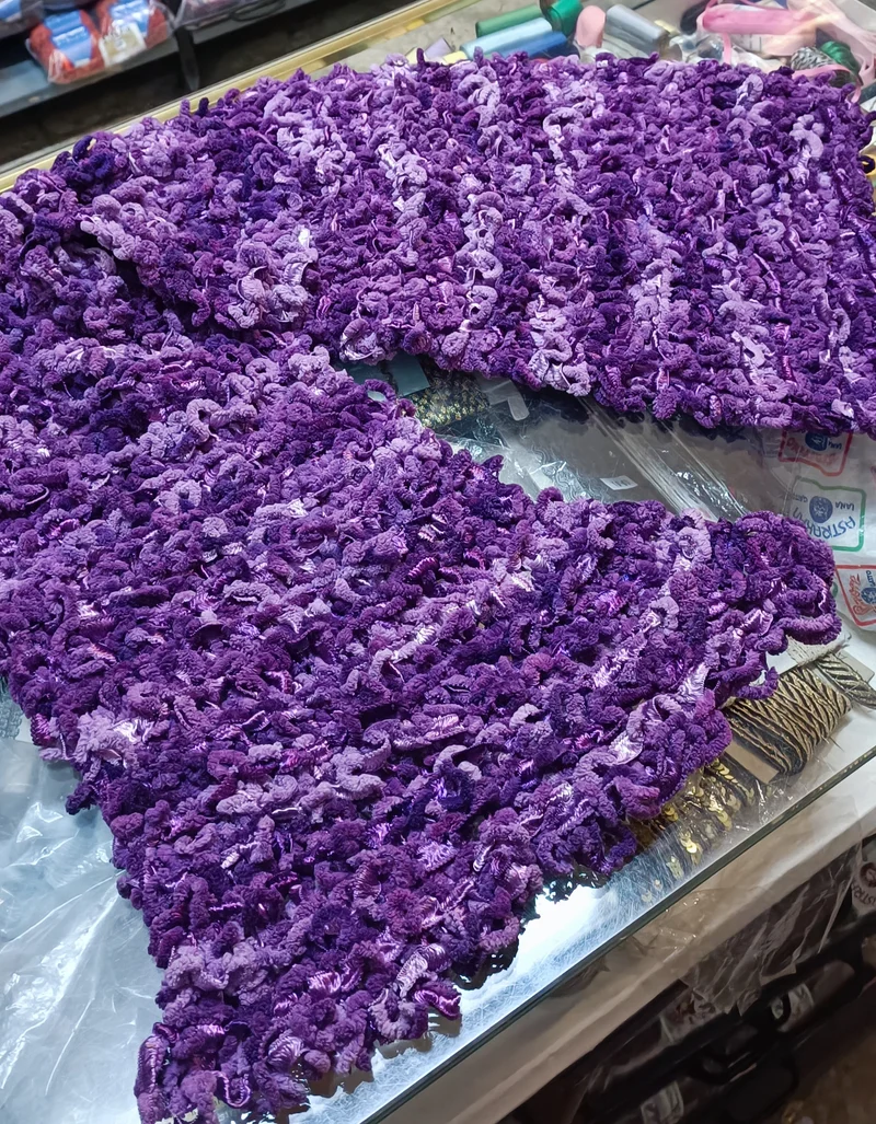 Stola in microfibra fantasia viola - lilla, con filati Gatto, 250g.