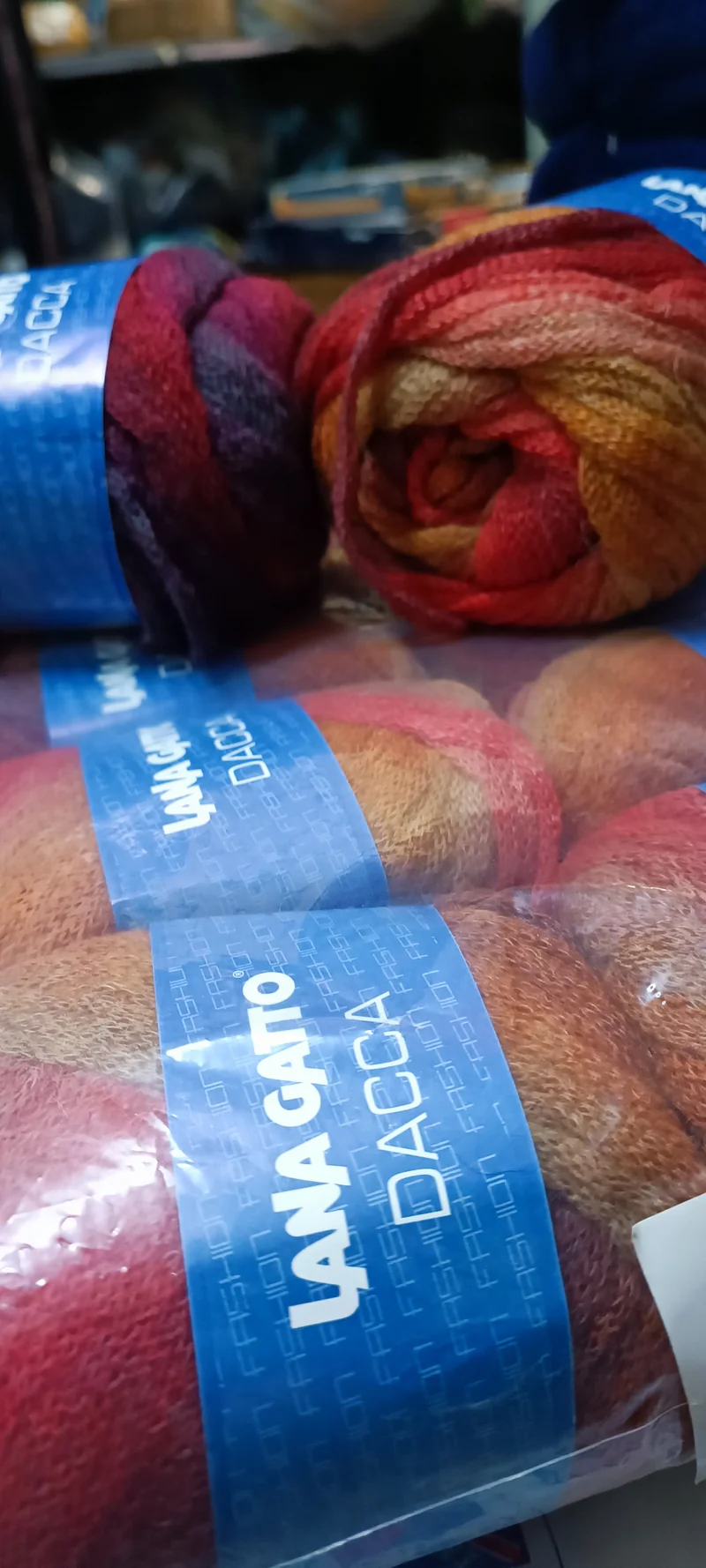 Filato moda Dacca Lana Gatto, misto lana(52%), fantasia arancio(11 gomitoli) e un gomitolo fantasia bordeaux. Ferri 7/8. 600g.