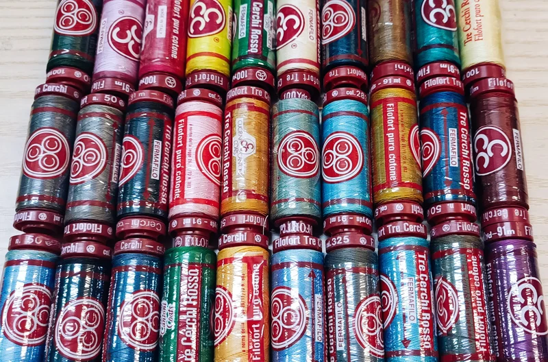 Trenta spagnolette Tre Cerchi Rosso per cucire, in mix di colori. In omaggio un infila- ago. 200g.