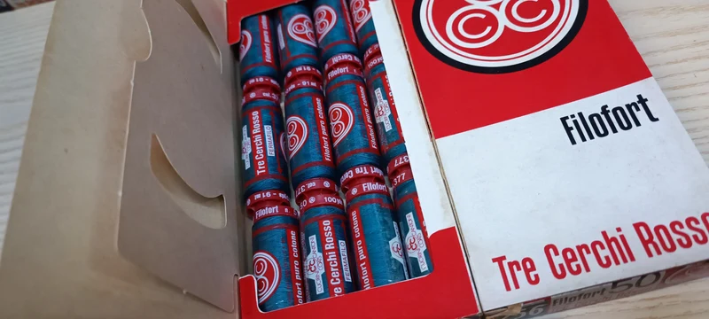 Spagnolette Tre Cerchi Rosso, filo da cucito. Confezione da 12. 100g.