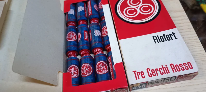 Spagnolette Tre Cerchi Rosso, filo da cucito. Confezione da 12. 100g.