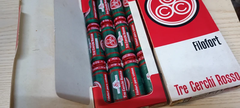 Spagnolette Tre Cerchi Rosso, filo da cucito. Confezione da 12. 100g.