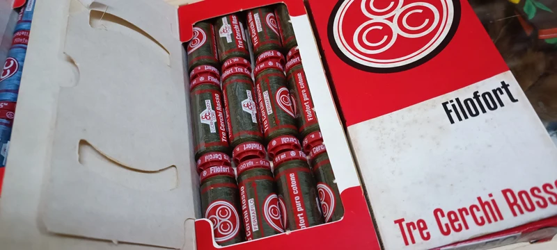 Spagnolette Tre Cerchi Rosso, filo da cucito. Confezione da 12. 100g.