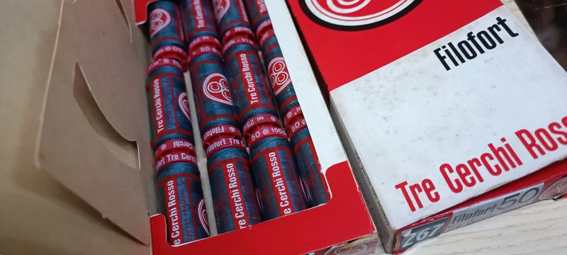 Spagnolette Tre Cerchi Rosso, filo da cucito. Confezione da 12. 100g.