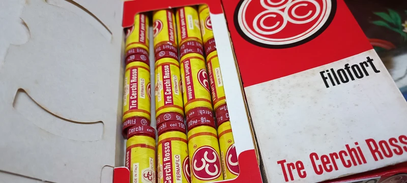 Spagnolette Tre Cerchi Rosso, filo da cucito. Confezione da 12. 100g.