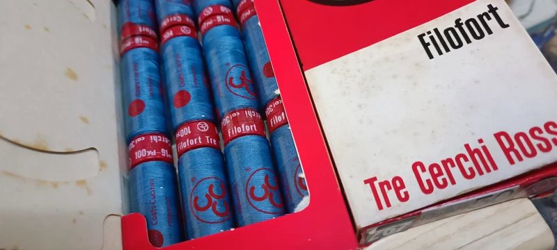 Spagnolette Tre Cerchi Rosso, filo da cucito. Confezione da 12. 100g.