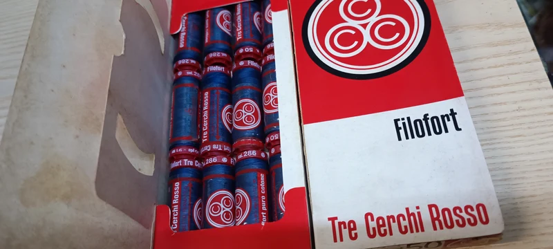 Spagnolette Tre Cerchi Rosso, filo da cucito. Confezione da 12. 100g.
