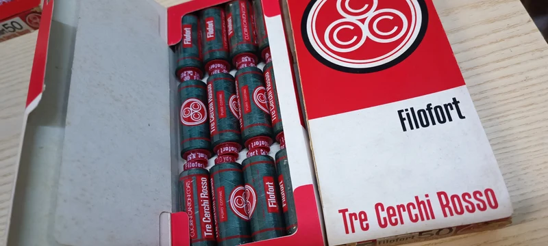 Spagnolette Tre Cerchi Rosso, filo da cucito. Confezione da 12. 100g.