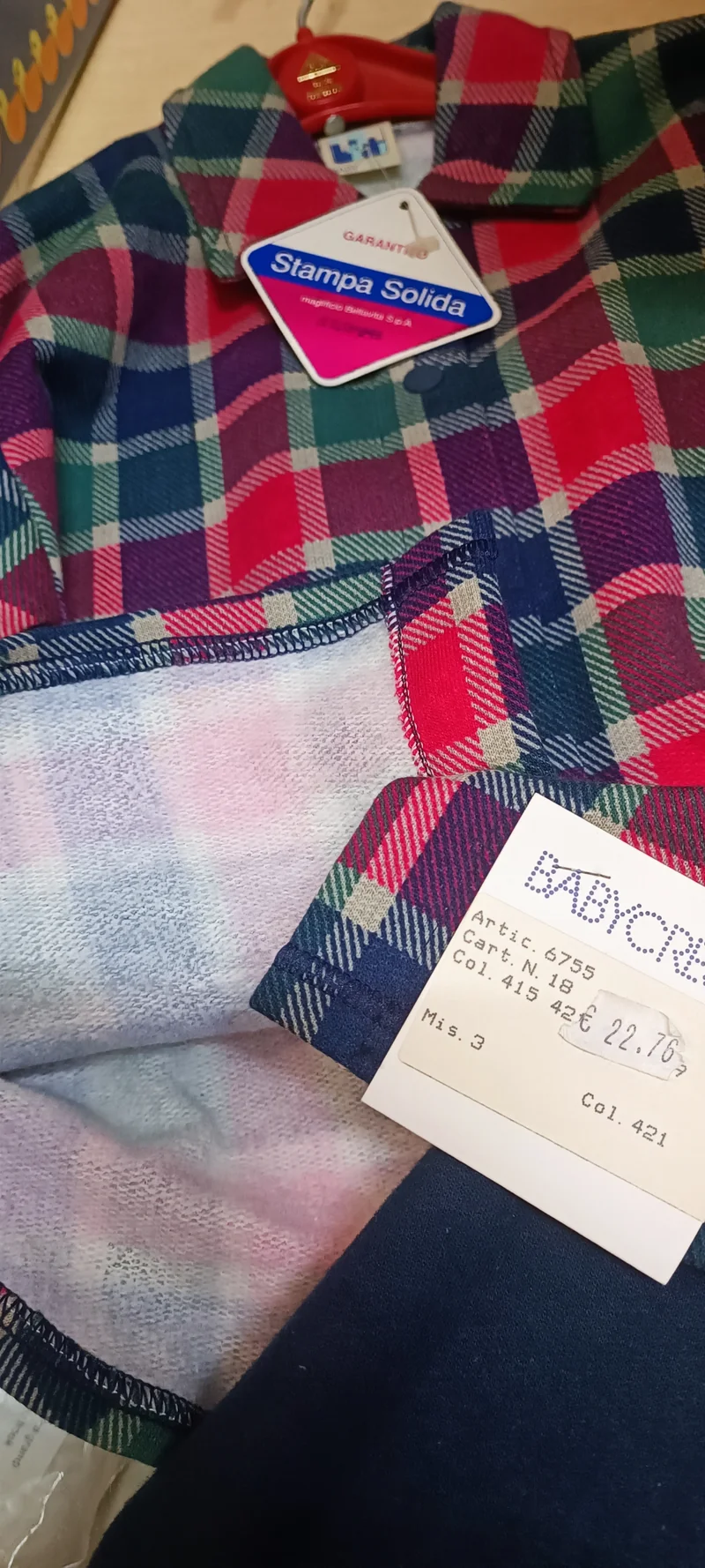 Completo bimbo composto da pantalone e casacca camicia a quadretti in felpa Baby Cresci. 300g.