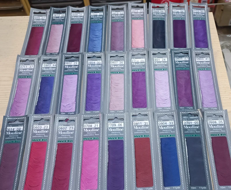 Selezione di puro cotone mouliné Madeira, 100 m a matassina, dal lilla al viola, 27 pezzi in foto. 100g.