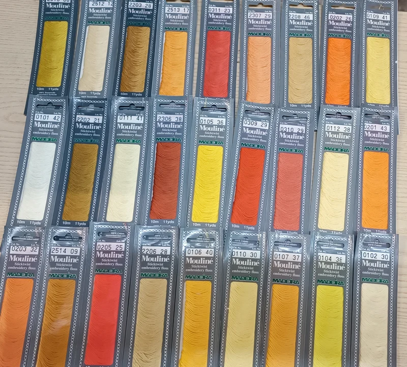 Una selezione di tonalità dal giallo all'arancio in puro cotone Madeira. 27 matassine da 100 m.. 80 g.