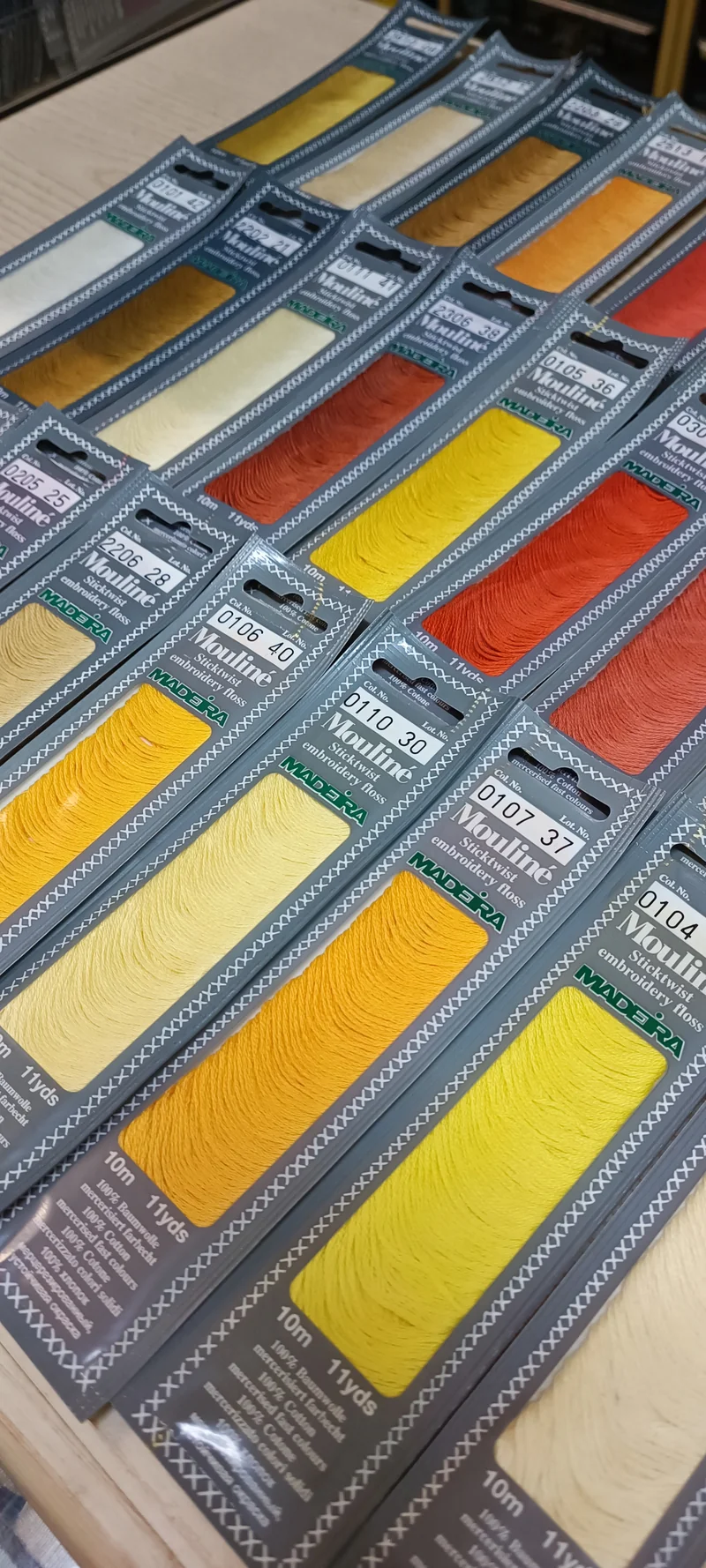 Una selezione di tonalità dal giallo all'arancio in puro cotone Madeira. 27 matassine da 100 m.. 80 g.