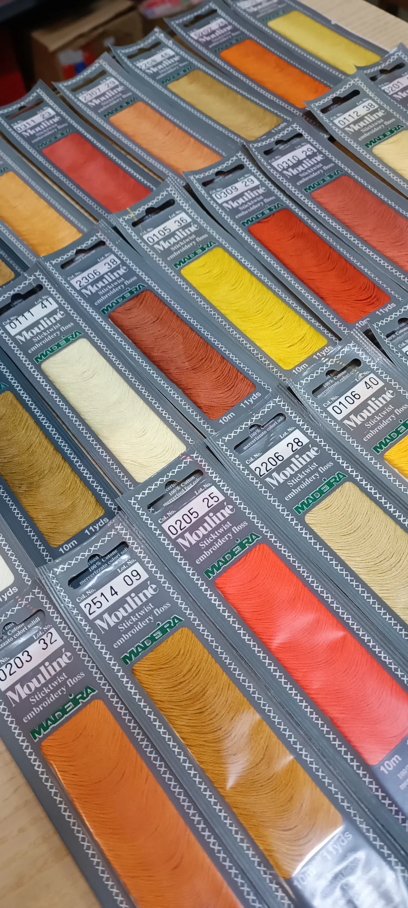 Una selezione di tonalità dal giallo all'arancio in puro cotone Madeira. 27 matassine da 100 m.. 80 g.