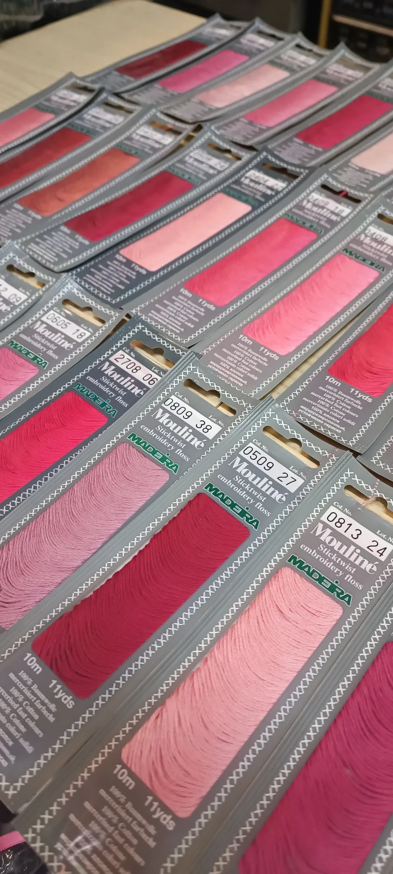 Una selezione di tonalità di rosa. 30 matassine da 100m di puro cotone Madeira. 100g.
