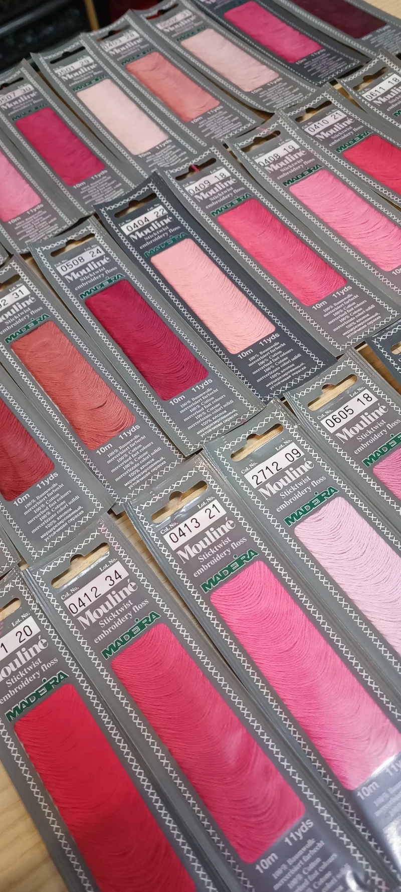 Una selezione di tonalità di rosa. 30 matassine da 100m di puro cotone Madeira. 100g.