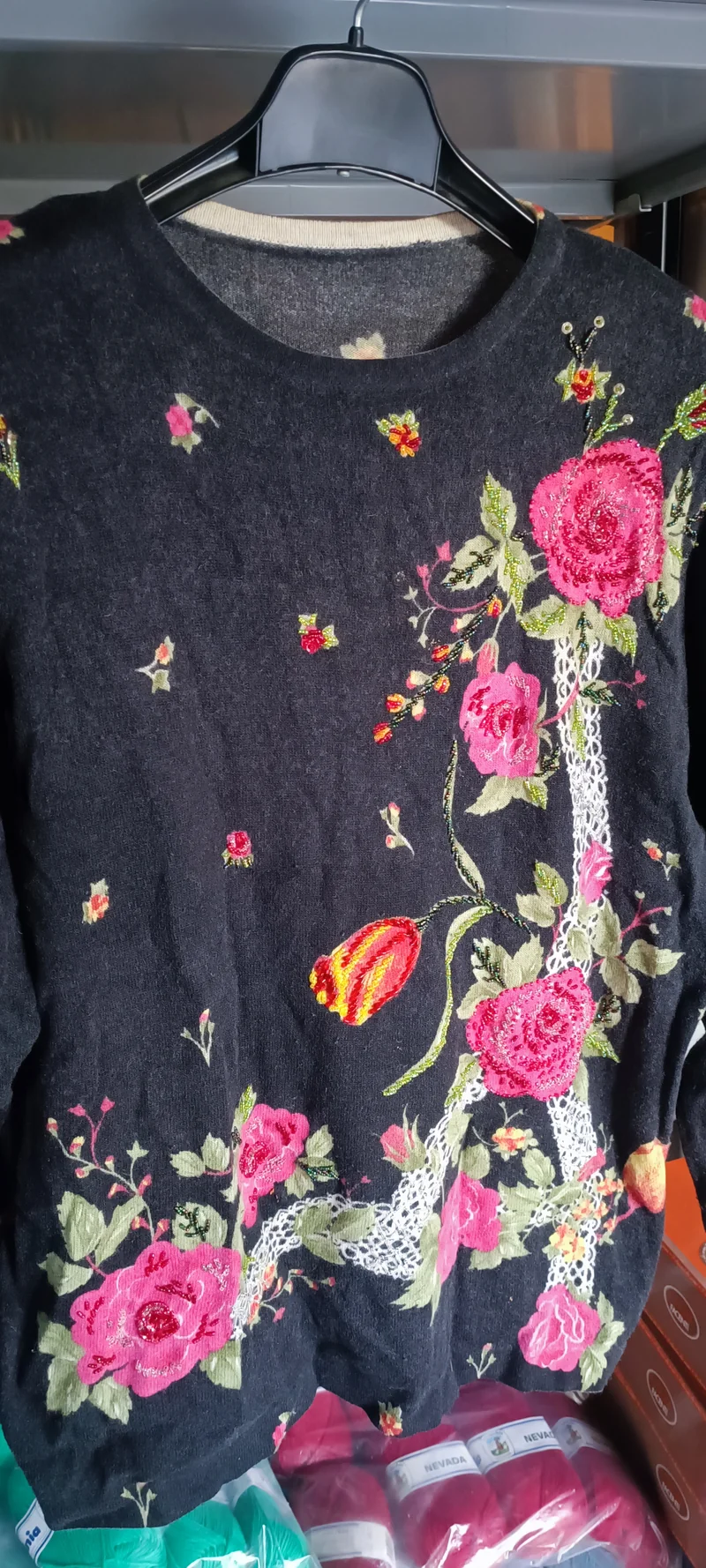 Elegante maglia a fantasia floreale con perline, taglia L (usata). 500g.