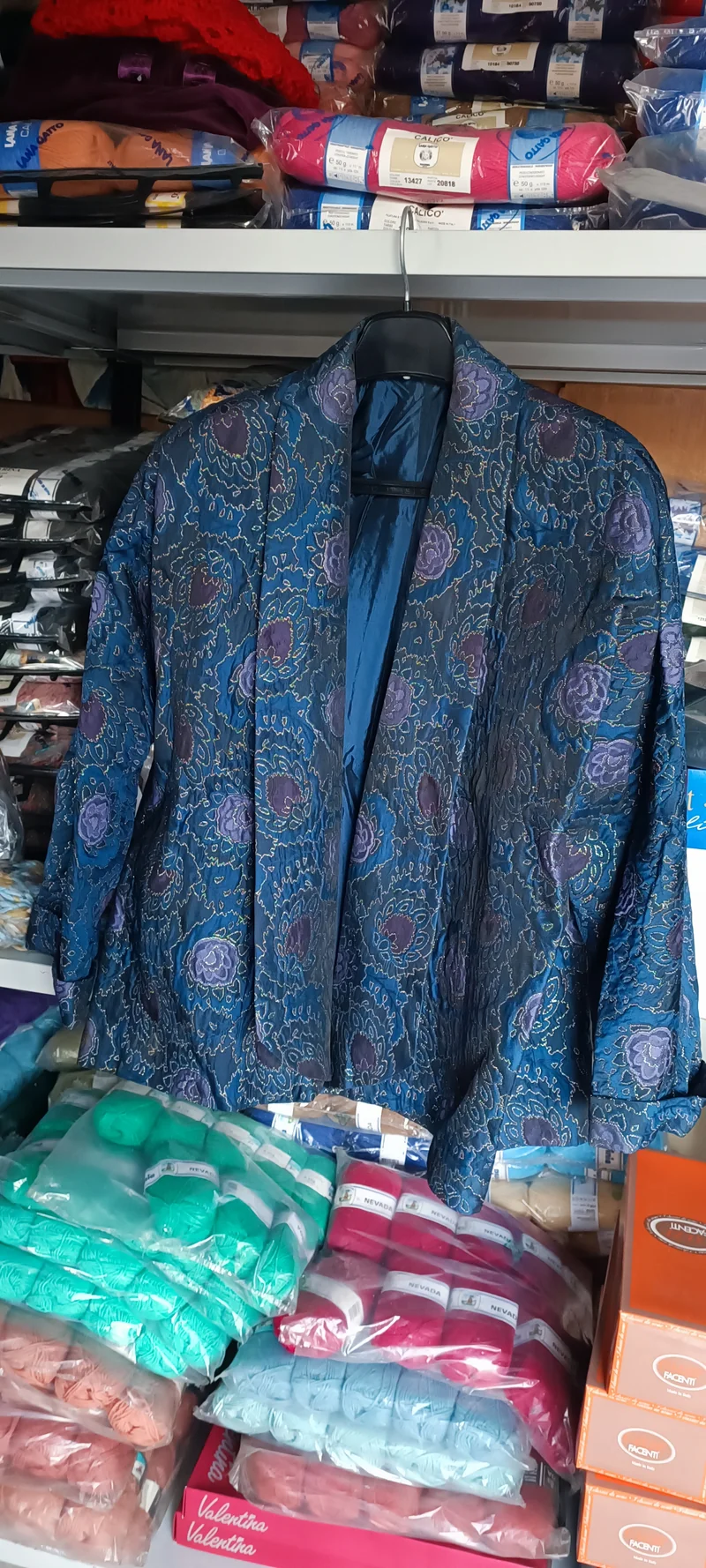 Giacca elegante di broccato laminato, collo sciallato(usato). Modello di sartoria, taglia 46/48. 800g.
