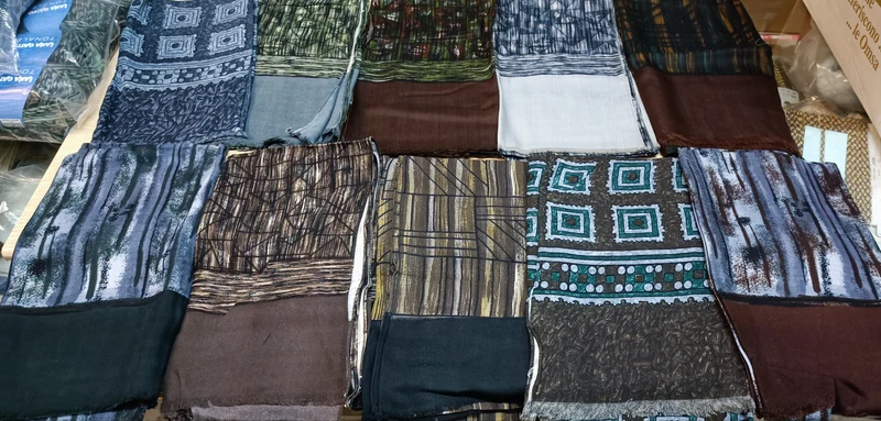 Dieci sciarpe vintage uomo in tessuto leggero di lana, alcune in lana e seta, fantasie assortite. 800g.