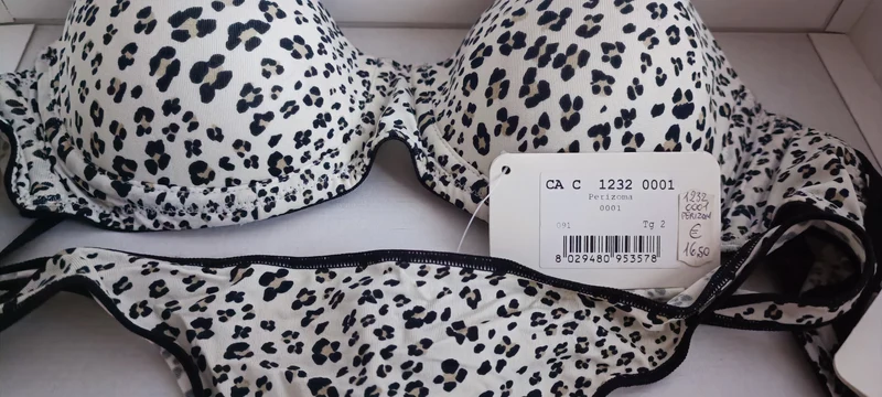 Completo intimo fantasia Off-limits Parah, con reggiseno fascia imbottito e perizoma. 150g.