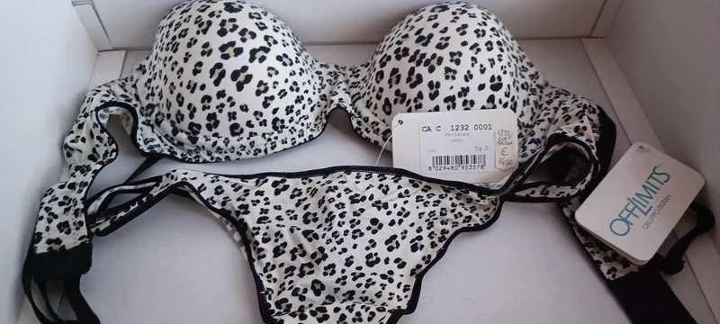 Completo intimo fantasia Off-limits Parah, con reggiseno fascia imbottito e perizoma. 150g.