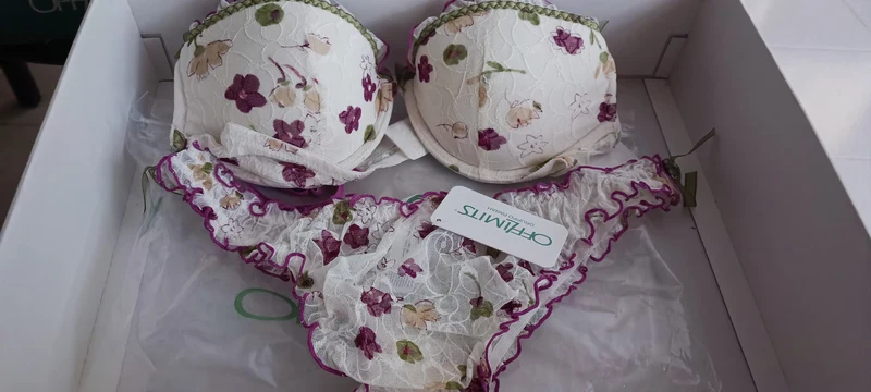 Completo intimo fantasia donna Off-limits Parah, composto da reggiseno Cup B push -up con slip arriccio o perizoma 150g.
