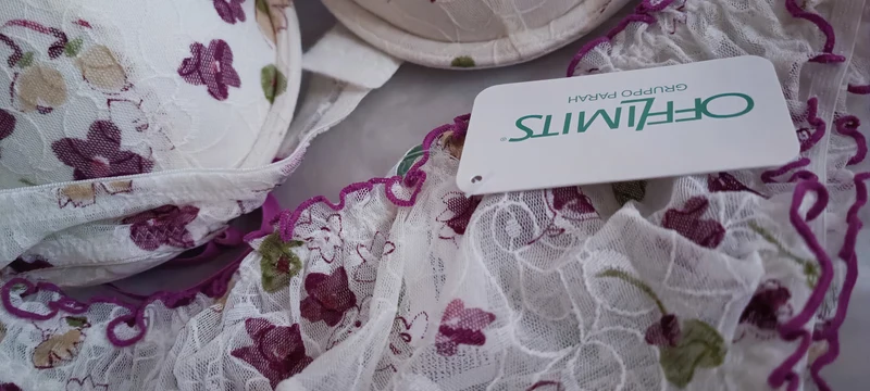 Completo intimo fantasia donna Off-limits Parah, composto da reggiseno Cup B push -up con slip arriccio o perizoma 150g.