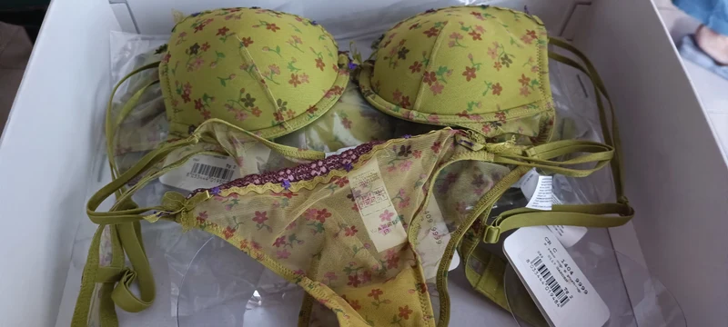 Completo intimo fantasia donna Off-limits Parah composto da reggiseno Cup B push -up e un tanga. Taglia 2. 150 g..