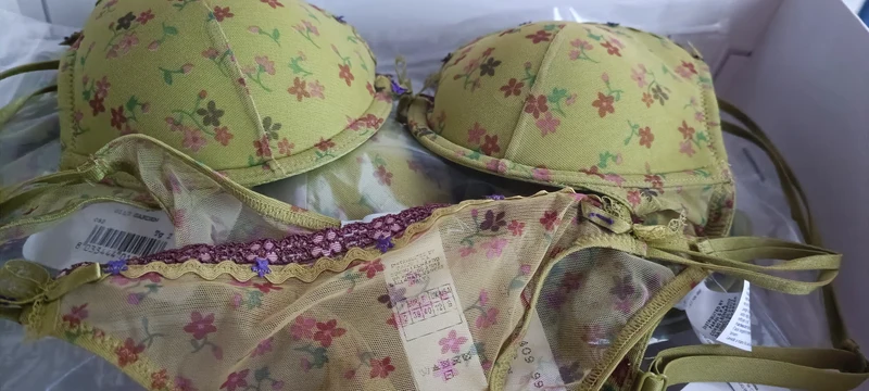 Completo intimo fantasia donna Off-limits Parah composto da reggiseno Cup B push -up e un tanga. Taglia 2. 150 g..