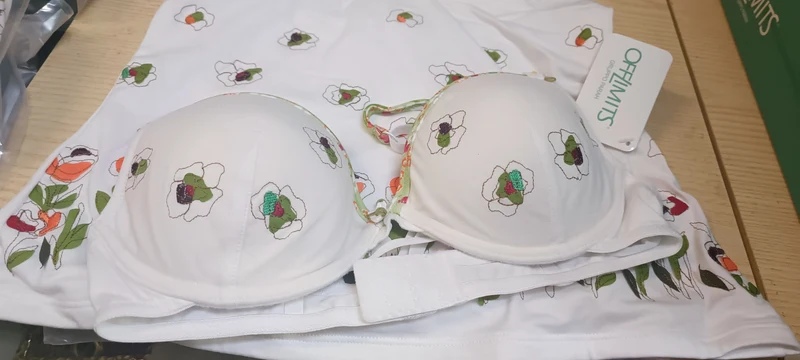 Completo intimo fantasia donna Off-limits Parah composto da reggiseno Cup B push -up, culotte e perizoma. Taglia 3. 200 g..